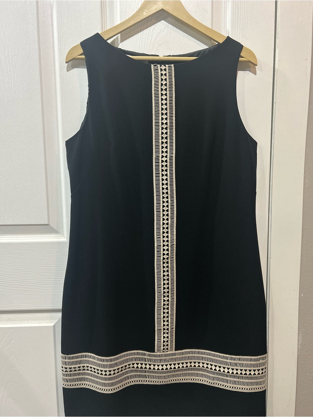 Maggy London Black Sleeveless Shift Dress with Cream Trim size 12